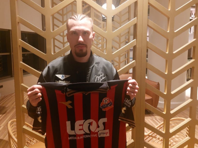 אנטילבסקי במעמד החתימה (מדיה הפועל חיפה)